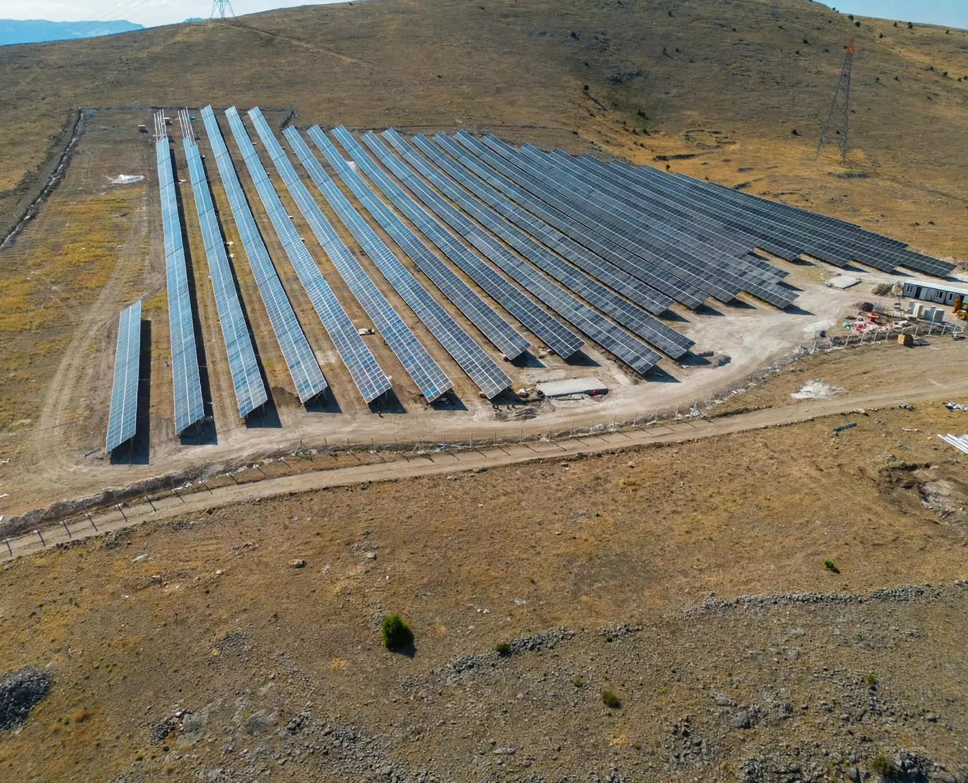 Güneş enerjisi santralinin panel dizileri.