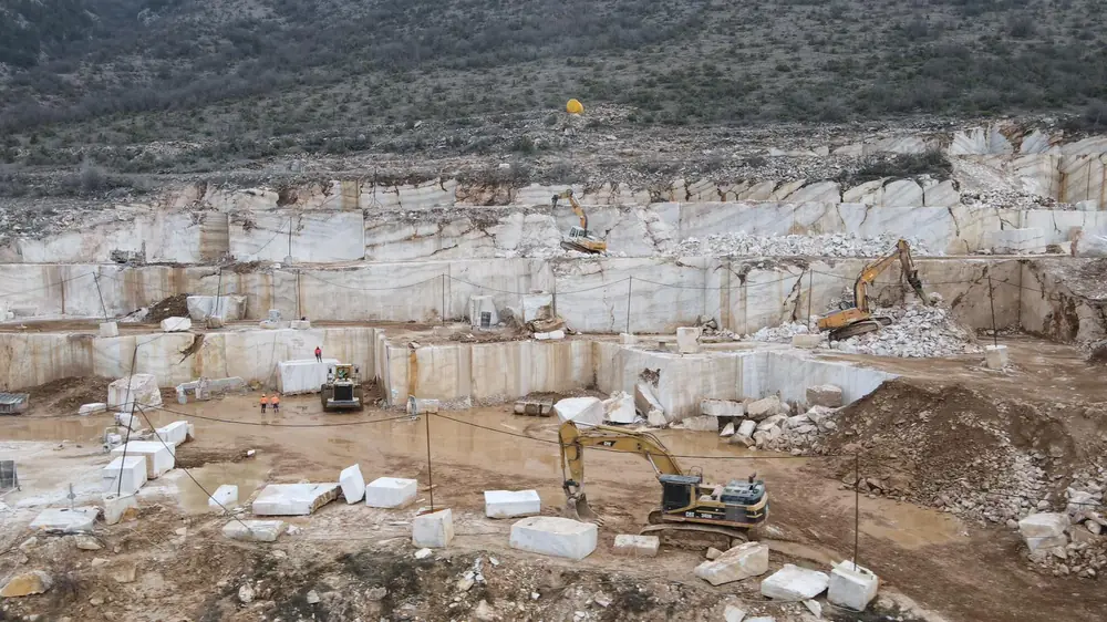 Mermer ocağında kesim aynaları ve blok stok sahası
