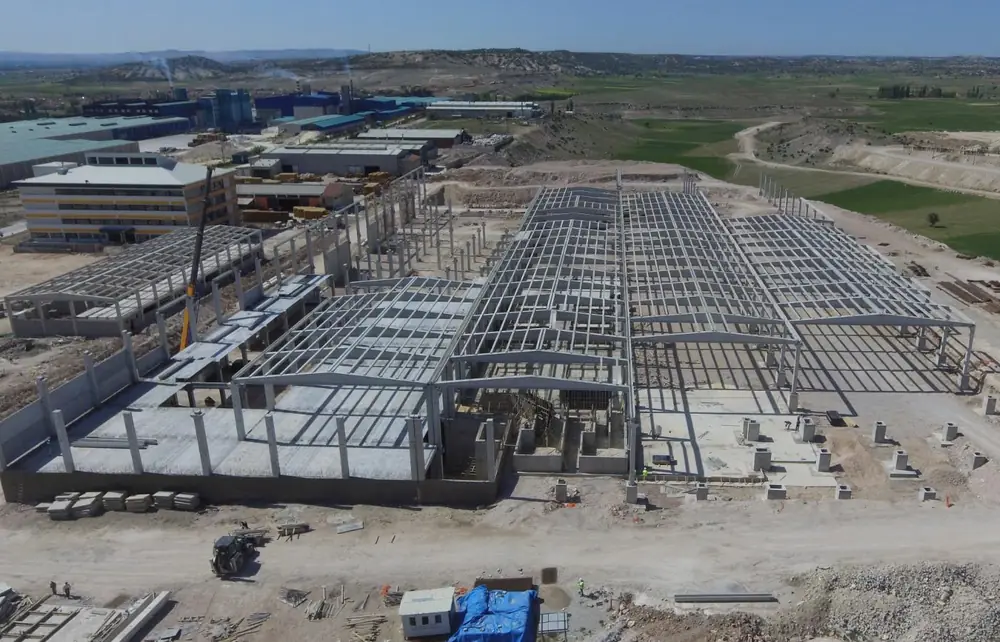 Dicle Tekstil fabrikasının prefabrik iskeleti — inşaat aşaması