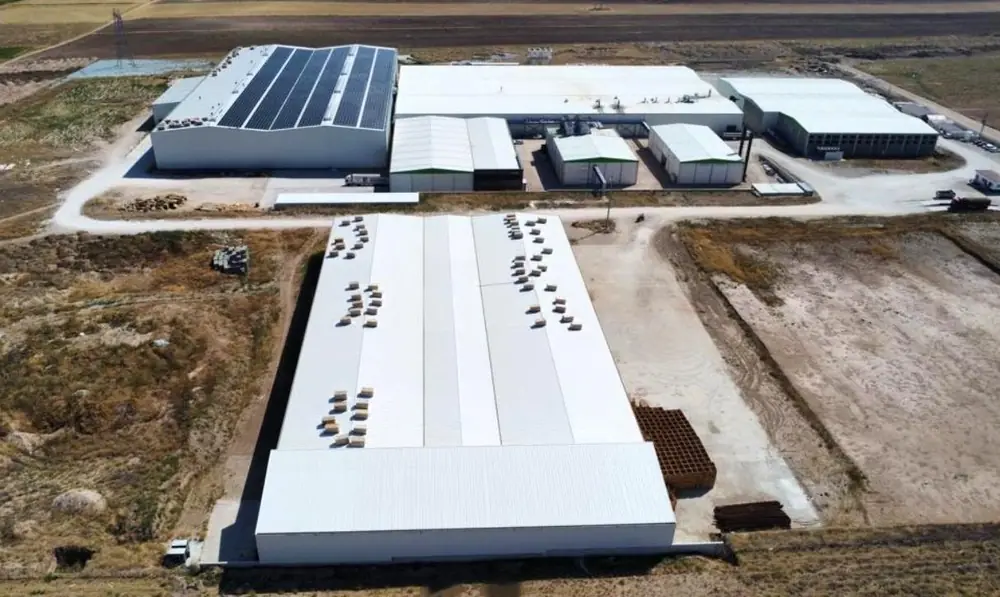 Fine Food fabrikası — çatısında güneş panelleriyle havadan görünüm