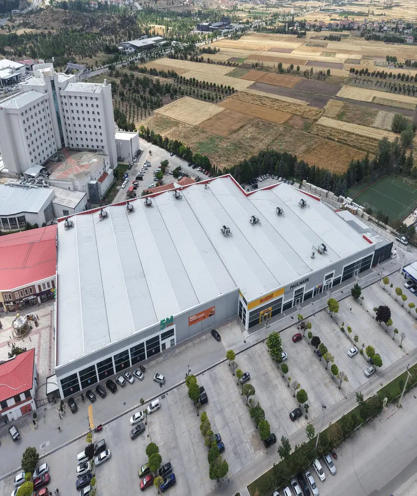 5M Migros alışveriş merkezi — havadan görünüm