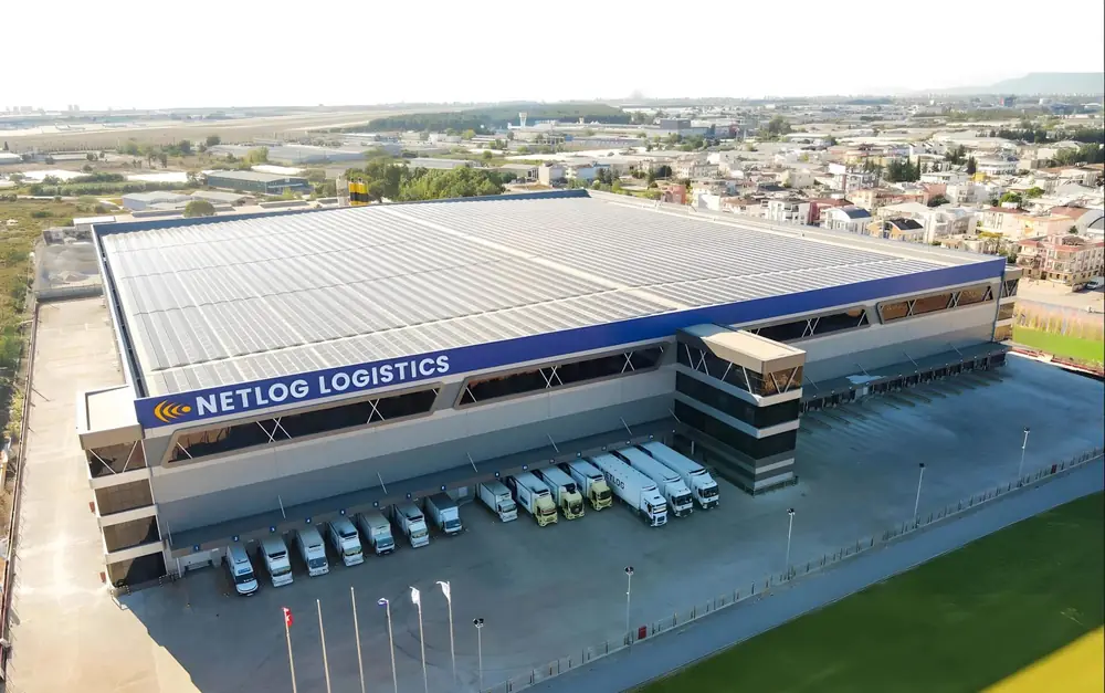 Netlog Logistics deposu ve tır sahası