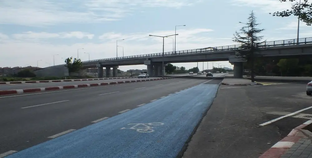 Köprülü kavşak altından geçen bağlantı yolu