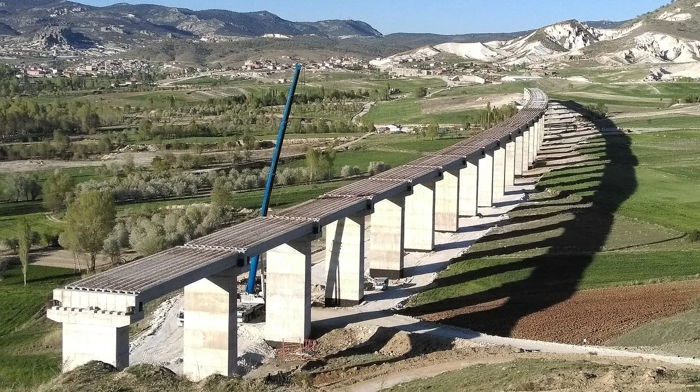Yapımı süren viyadük ve prefabrik kirişler.