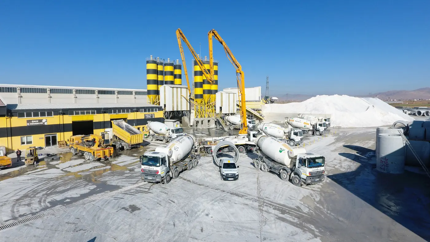 Hazır beton santralinde silolar ve mikser araçları