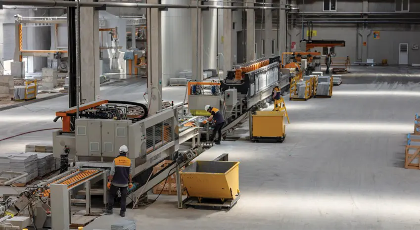 Prefabrik üretim hattında kalıptan çıkan elemanlar.